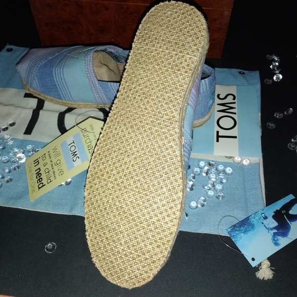 TOMS - Picture 2 of 8